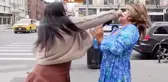 Sokak röportajı sırasında kürtaj karşıtı kadına yumruklu saldırı