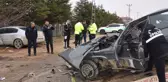 Otomobil kağıt gibi ezildi: 3 ölü, 3 yaralı