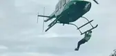 Düğünde helikoptere binmesine izin verilmeyen adam, helikoptere tutunarak havalandı