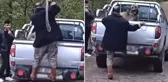Kamyonet kasasındaki köpeği halatla dövdü