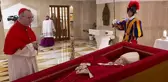 Vatikan, Papa Francis'in tabuttaki fotoğraflarını yayınladı