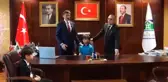 Belediye başkanı koltuğunu öğrenciye devrettiği sırada depreme yakalandı