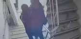 Engelli vatandaşı kucaklayan kahraman depremden böyle kaçtı