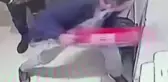 İki küçük çocuğunu da yanına alıp eski eşinin iş yerini bastı