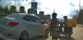 Kadın kurye darp edilen arkadaşını kafa atarak kurtardı