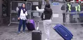 Taksim'e çıkan yollar kapatıldı, turistler araç bulamadı
