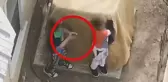 Polis, ellerindeki tabancaları bırakmayan 7 ve 9 yaşındaki iki kardeşe ateş açtı
