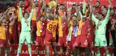 Büyük coşku! Galatasaraylı oyuncular, Türkiye Kupası'nı kaldırdı