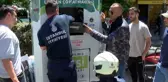 Küçük çocuk kıyafet kumbarasında mahsur kaldı