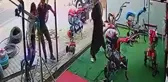 Olası kadın cinayetini canı pahasına araya giren esnaf engelledi