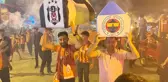 Galatasaraylı taraftarlar şampiyonluğu Fenerbahçe ve Beşiktaş'ın tabutunu kaldırarak kutladı