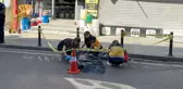Fenalaşarak yola düşen yayayı servis minibüsü ezdi