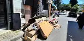 Evini taşımak için eşyaları pencereden aşağıya attı