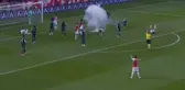 Final maçında sahaya patlayıcı madde atıldı! Futbolcular yere yığıldı
