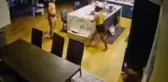 Tartışma sırasında kendisine bıçakla saldıran karısını tabanca ile öldürdü