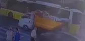 Çöp kamyonu temizlik işçisinin üzerinden geçti