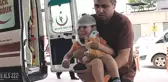 Kazada annesiyle yaralanan 2 yaşındaki çocuk oyuncağını bir an olsun bırakmadı
