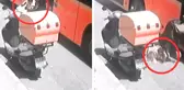 Şoförün dikkatsizliği faciaya neden oluyordu! Bebek arabası kapıya sıkıştı, çocuk yere düştü