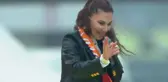 Ebru Yaşar, yüz binlerce Galatasaray taraftarını ''Affet'' ile coşturdu