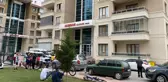 Çocuklarının gözü önünde eşini öldürüp başında bekledi