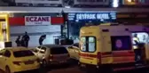Otelin önünde tartıştığı oğlunu silahla vurdu