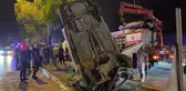 Adana'da kontrolden çıkan otomobil refüje asılı kaldı! 5 yaralı