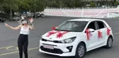 Eşinden boşanan kadın maske takıp göbek attı