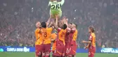 Galatasaray'da Fernando Muslera omuzlarda taşınarak veda etti
