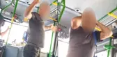 İki öğrenciyi otobüste taciz etti, yakalanınca kendini tokatladı