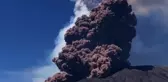Etna Yanardağı güçlü şekilde kül ve lav püskürttü