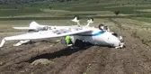 Eğitim uçağı zorunlu iniş yaptığı sırada ters döndü