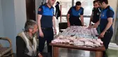 Dilencinin üzerinden çıkan parayı 4 zabıta sayabildi
