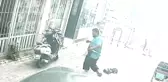 Muğla'da baba ile oğlunu öldüren şüphelinin elinde bıçakla kaçtığı anlar kamerada