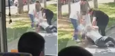 Trafikte boğazına kemer geçirdiği adamı yerde sürükledi
