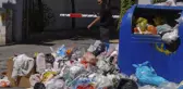 Maaş alamayan belediye çalışanları iş bıraktı, sokaklarda çöpler dağ oldu