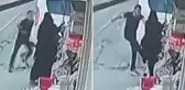 Sokak ortasında eşine tekme ve yumrukla saldırdı