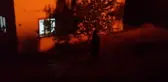 Buca'daki orman yangını yerleşim yerine ulaştı, vatandaşlar alevlere hortumlarla direndi