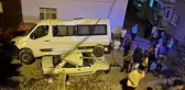 Adana'da park halindeki minibüs, otomobilin üzerine düştü