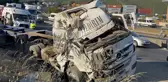 Tırın dorsesi otomobillerin üzerine düştü: 5 ölü, 1 yaralı