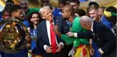 Trump, uyarılara rağmen sahneden inmedi; Futbolcular ile kupayı kaldırdı!