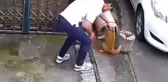 Sevmek bahanesiyle kedinin yanına yaklaştı, sonrasında olanlara inanamayacaksınız