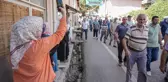 Kadınlar yönetimi devraldı, erkeklerin mahalleye girmesi 1 günlüğüne yasaklandı
