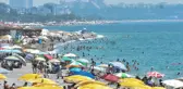 '53 derece' uyarısı yapılan Antalya'da vatandaşlar soluğu sahillerde aldı