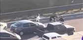 Trafik kavgasında beklenmedik son: Cüsseli saldırgan iki kez yere yığıldı