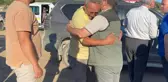 Alevlerin arasından kurtulduktan sonra ağlayarak müdürüne sarıldı