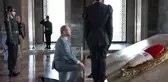 Belçika Savunma Bakanı, Atatürk'ün mozolesinin önünde diz çöktü