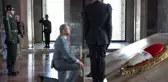 Atatürk'ün mozolesinin önünde diz çöken bakan konuştu