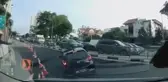 Yol çöktü! Araç dev çukura gömüldü, sürücü son anda kurtarıldı