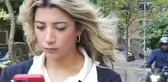 Kadın muhabir canlı yayına hazırlanırken kapkaççının kurbanı oldu