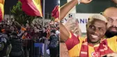 Karşılamaya damga vuran an! Osimhen görür görmez arabasından inip yanlarına gitti